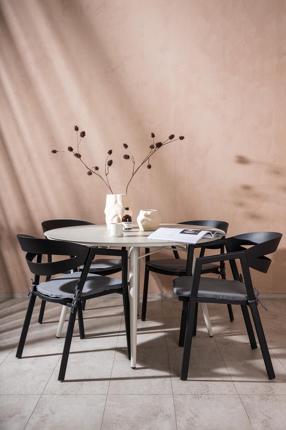 Lina Outdoor-Tischset + Slit ⌀120cm/4St. in Schwarz präsentiert im Onlineshop von KAQTU Design AG. Gartentischset ist von Venture Home