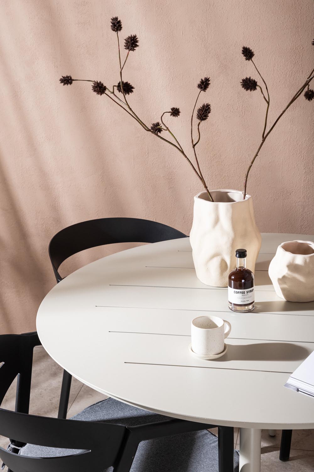 Lina Outdoor-Tischset + Slit ⌀120cm/4St. in Schwarz präsentiert im Onlineshop von KAQTU Design AG. Gartentischset ist von Venture Home