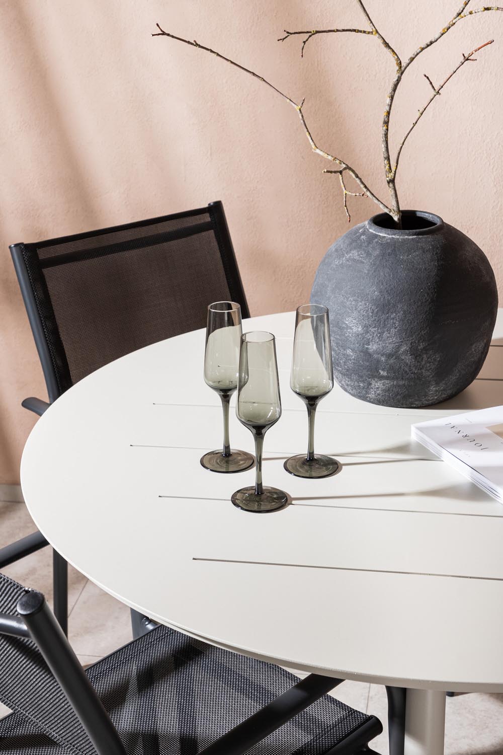 Lina Outdoor-Tischset + Santorini ⌀120cm/4St. in Schwarz präsentiert im Onlineshop von KAQTU Design AG. Gartentischset ist von Venture Home