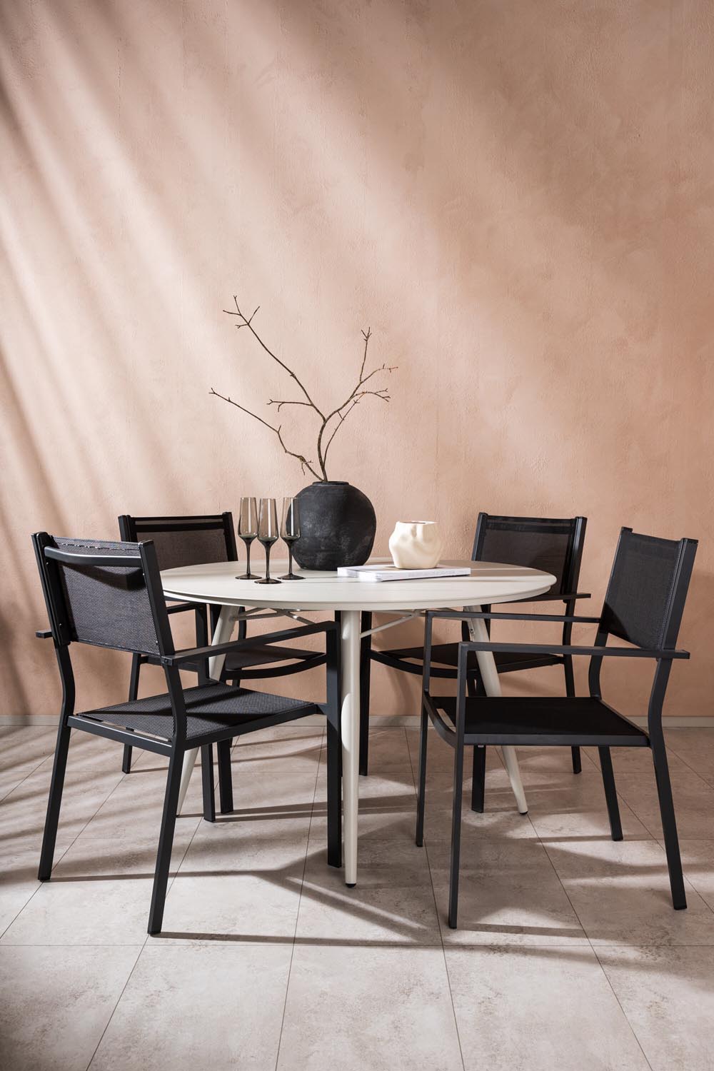 Lina Outdoor-Tischset + Copacabana ⌀120cm/4St. in Schwarz präsentiert im Onlineshop von KAQTU Design AG. Gartentischset ist von Venture Home