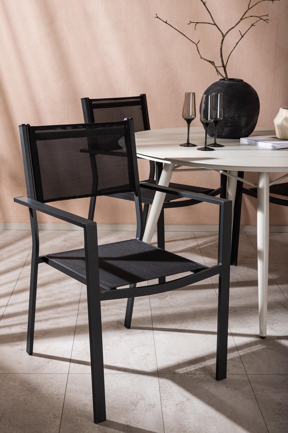 Lina Outdoor-Tischset + Copacabana ⌀120cm/4St. in Schwarz präsentiert im Onlineshop von KAQTU Design AG. Gartentischset ist von Venture Home