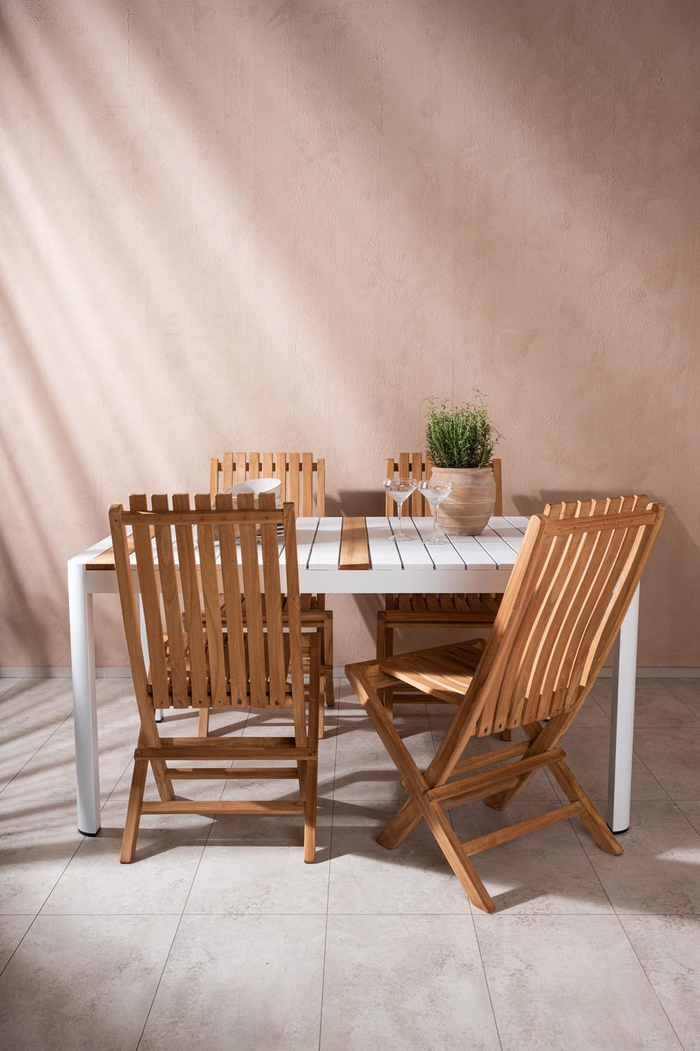 Togo Outdoor-Tischset + Ghana 150cm/4St. in Weiss / Gold / Natur präsentiert im Onlineshop von KAQTU Design AG. Gartentischset ist von Venture Home