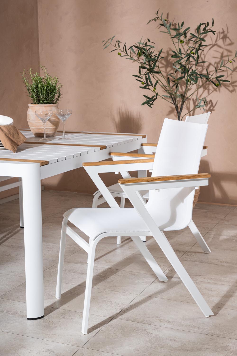 Togo Outdoor-Tischset + Mexico 150cm/4St. in Weiss präsentiert im Onlineshop von KAQTU Design AG. Gartentischset ist von Venture Home