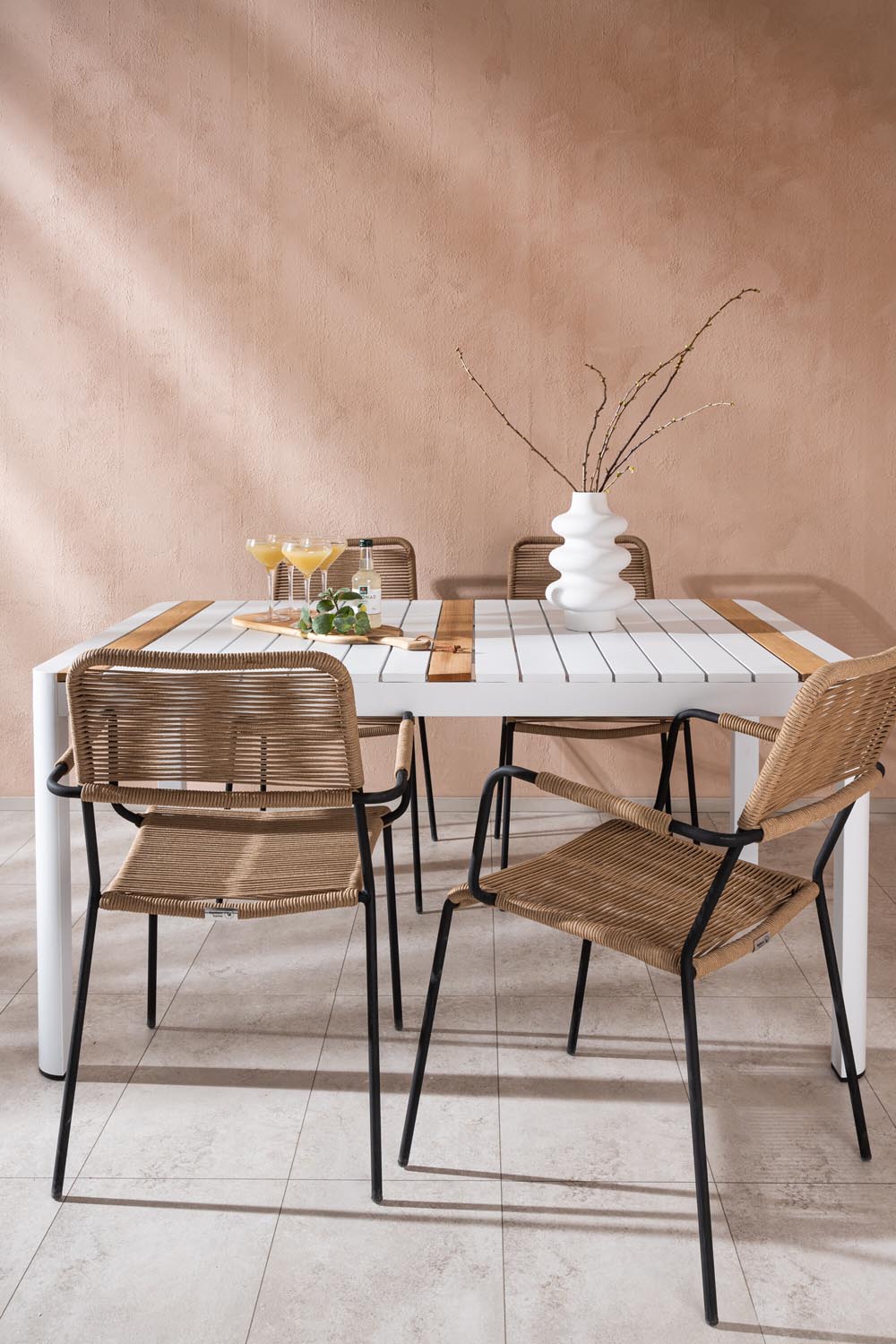 Togo Outdoor-Tischset + Lindos Armchair 150cm/4St. in Weiss / Natur präsentiert im Onlineshop von KAQTU Design AG. Gartentischset ist von Venture Home
