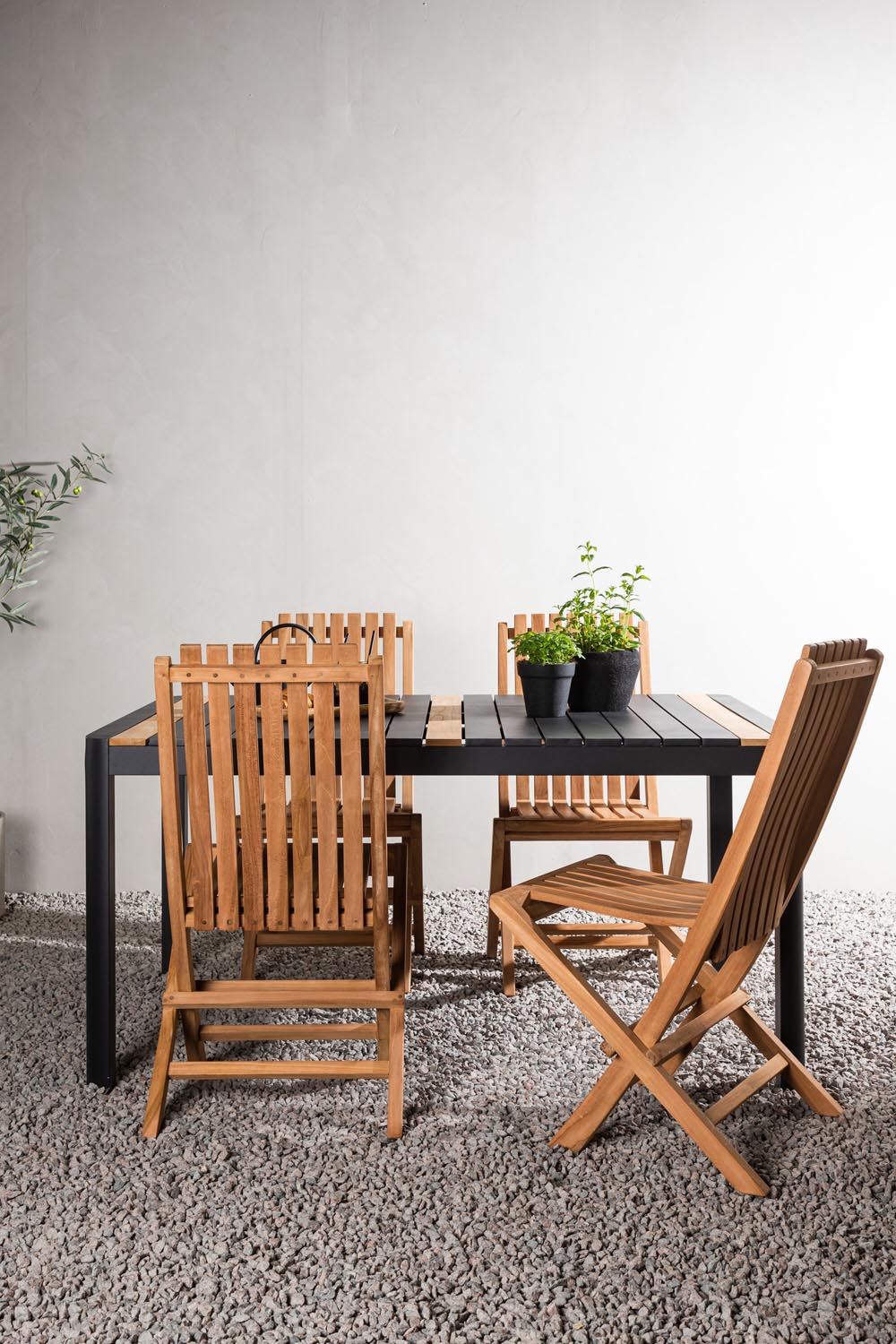 Togo Outdoor-Tischset + Ghana 150cm/4St. in Schwarz / Gold / Natur präsentiert im Onlineshop von KAQTU Design AG. Gartentischset ist von Venture Home