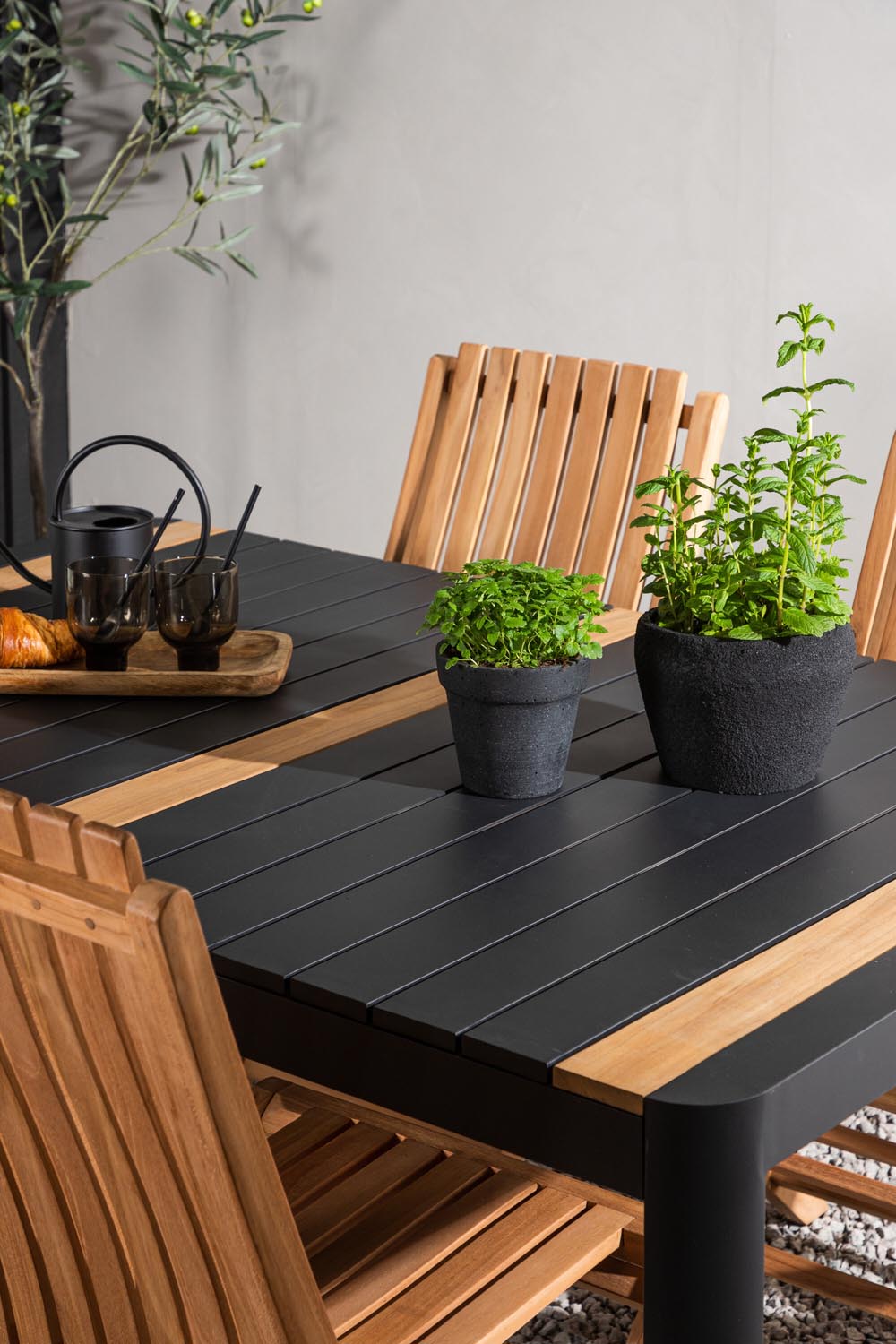 Togo Outdoor-Tischset + Ghana 150cm/4St. in Schwarz / Gold / Natur präsentiert im Onlineshop von KAQTU Design AG. Gartentischset ist von Venture Home