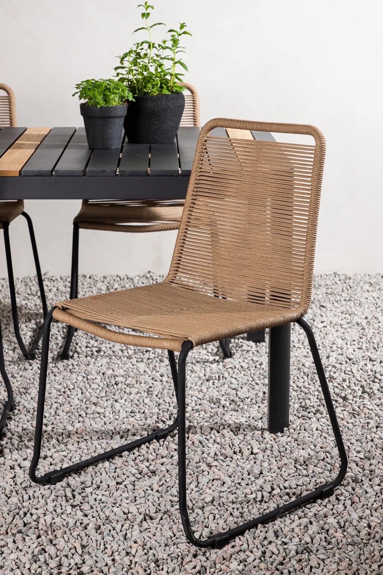 Elegantes Togo Tischset für 4, ideal für stilvolle Outdoor-Dinner.