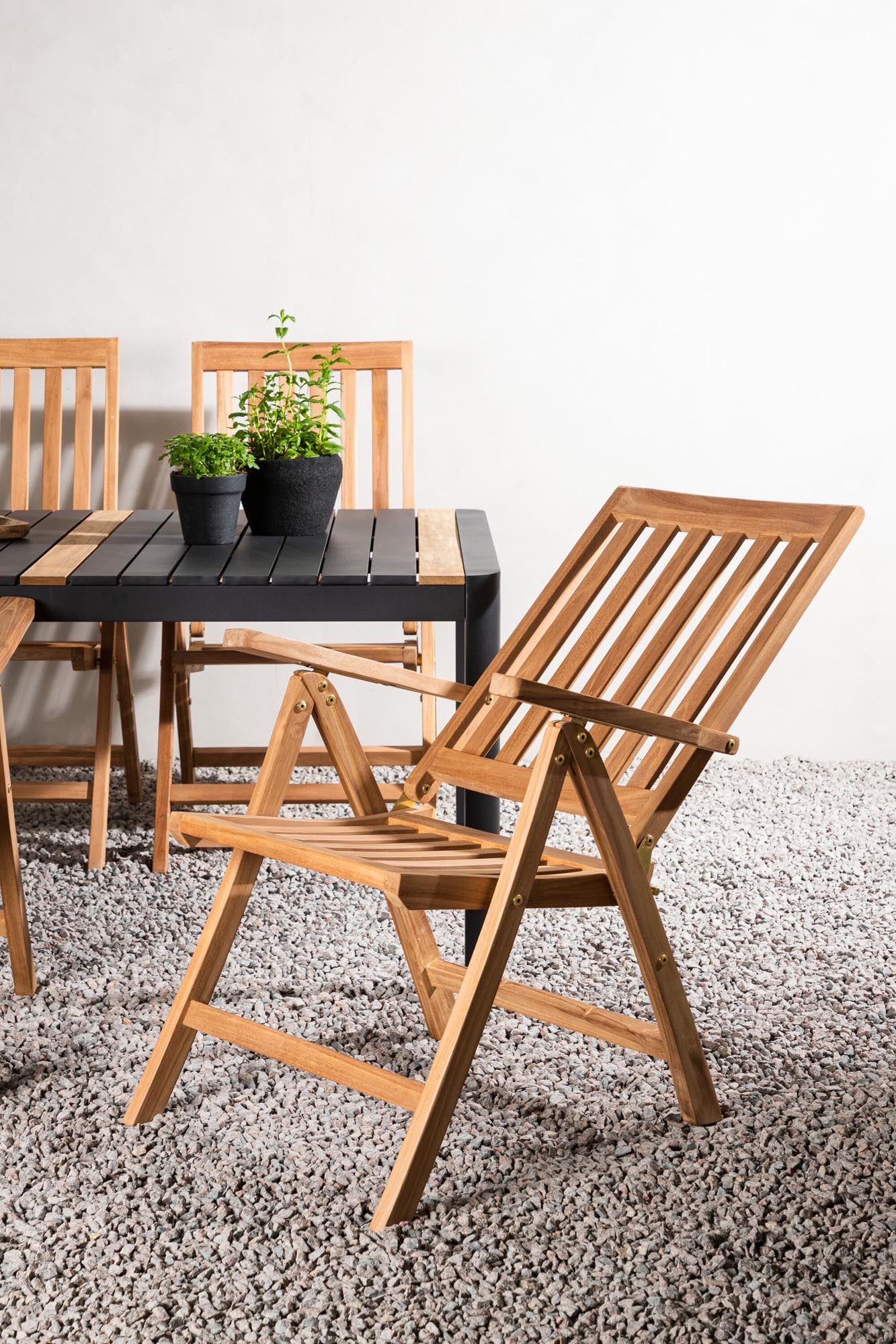 Robustes Togo Tischset mit Kenya Tisch, perfekt für Outdoor-Dining.