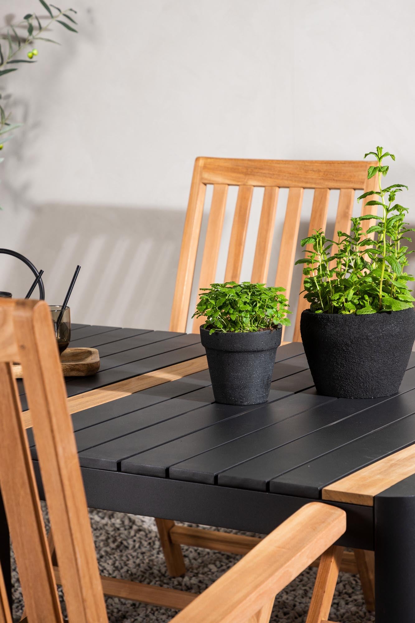 Robustes Togo Tischset mit Kenya Tisch, perfekt für den Aussenbereich.
