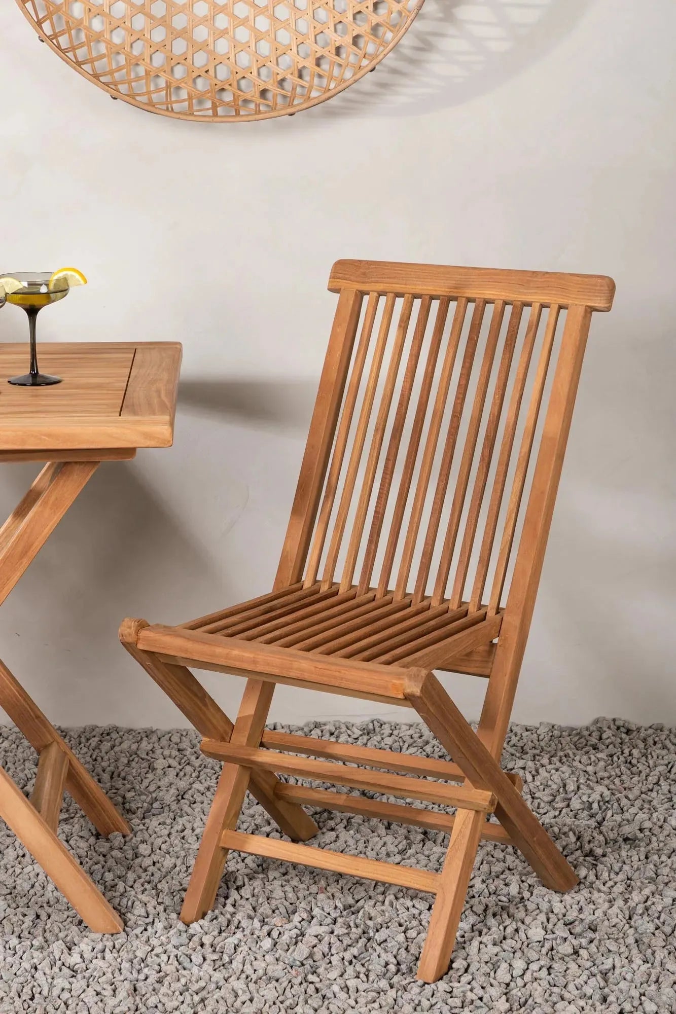 Elegantes Klapptischset für Terrasse, platzsparend und wetterfest.