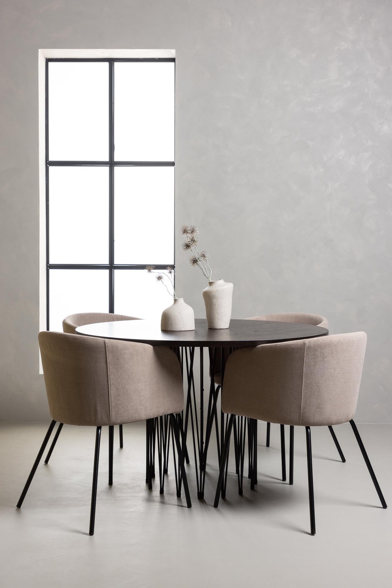 Erleben Sie das Stone Esszimmerset + Berit von Venture Home: eleganter runder Tisch und komfortable Stühle für einladende Essbereiche.