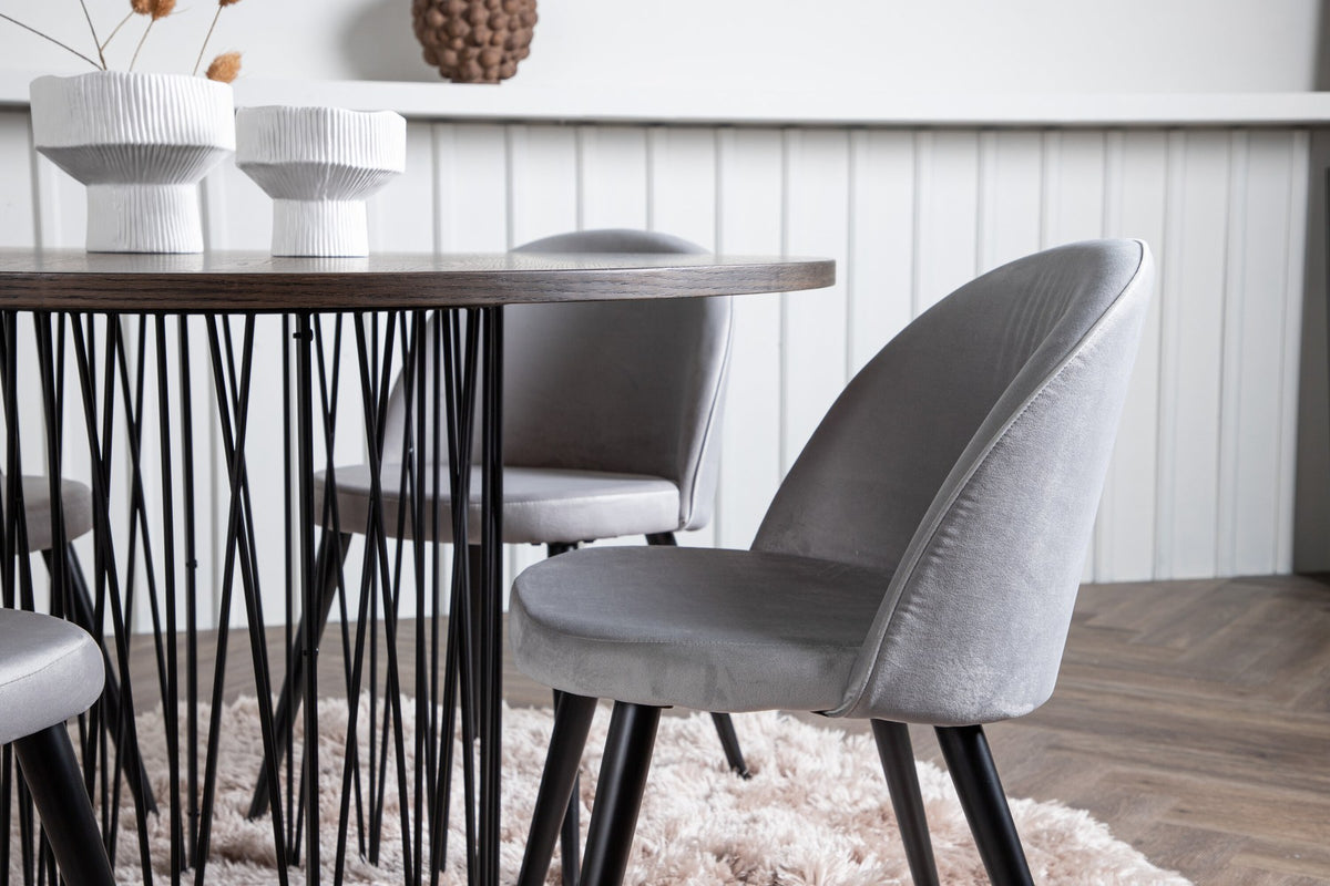Rundes Esszimmerset mit Steinlook-Tisch aus MDF und Mocca-Furnier, schwarzem Metallgestell und vier Limhamn-Stühlen mit beigem Samtbezug.