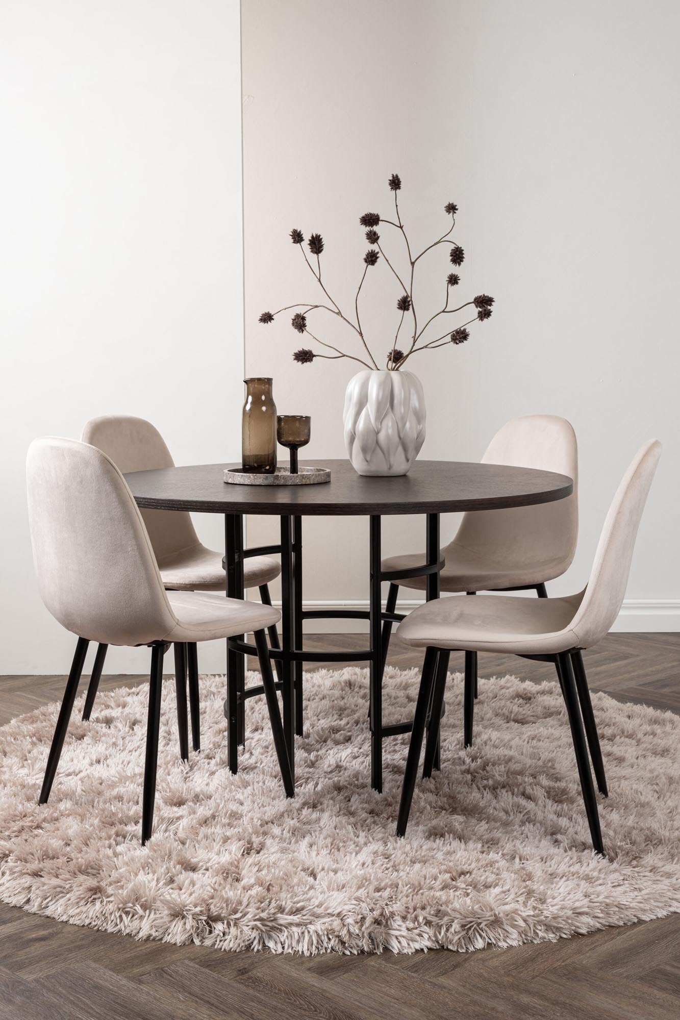 Stilvolles Esszimmerset mit modernem Design und hohem Komfort. Ideal für gesellige Abende mit Familie und Freunden.