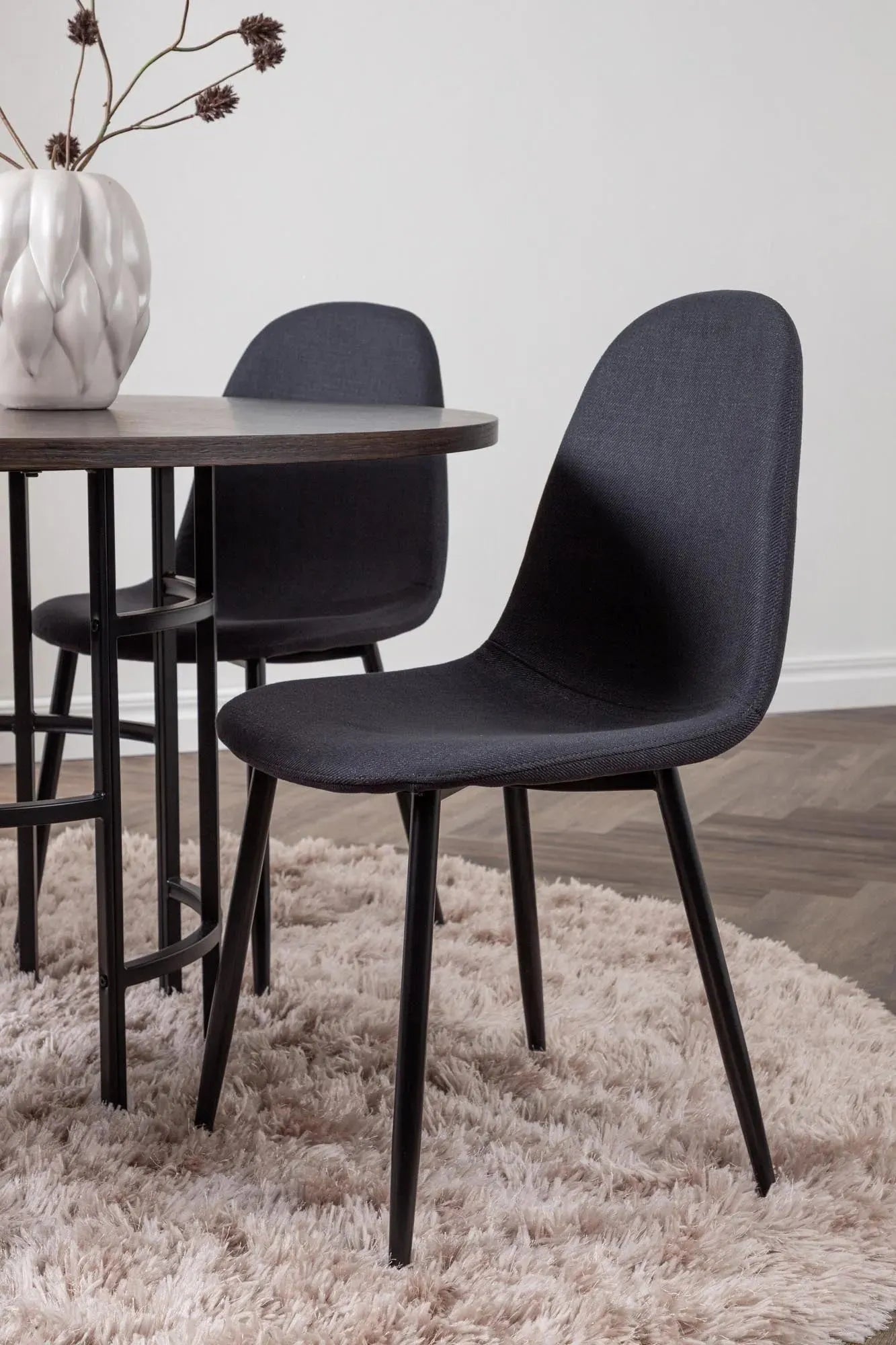 Elegantes Esszimmerset für skandinavische Wohnträume von Venture Home.