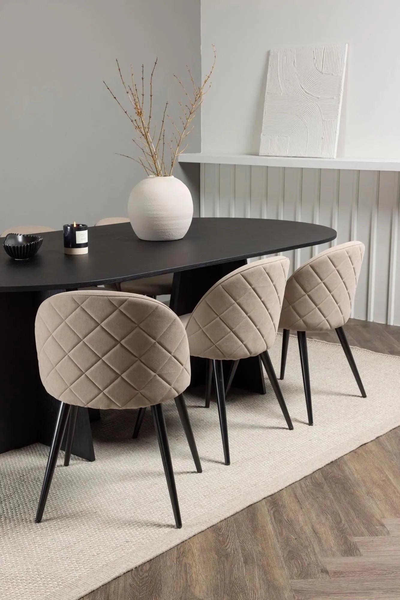 Luxuriöses Bootcut Esszimmerset mit Samt für stilvolle Dinnerabende.