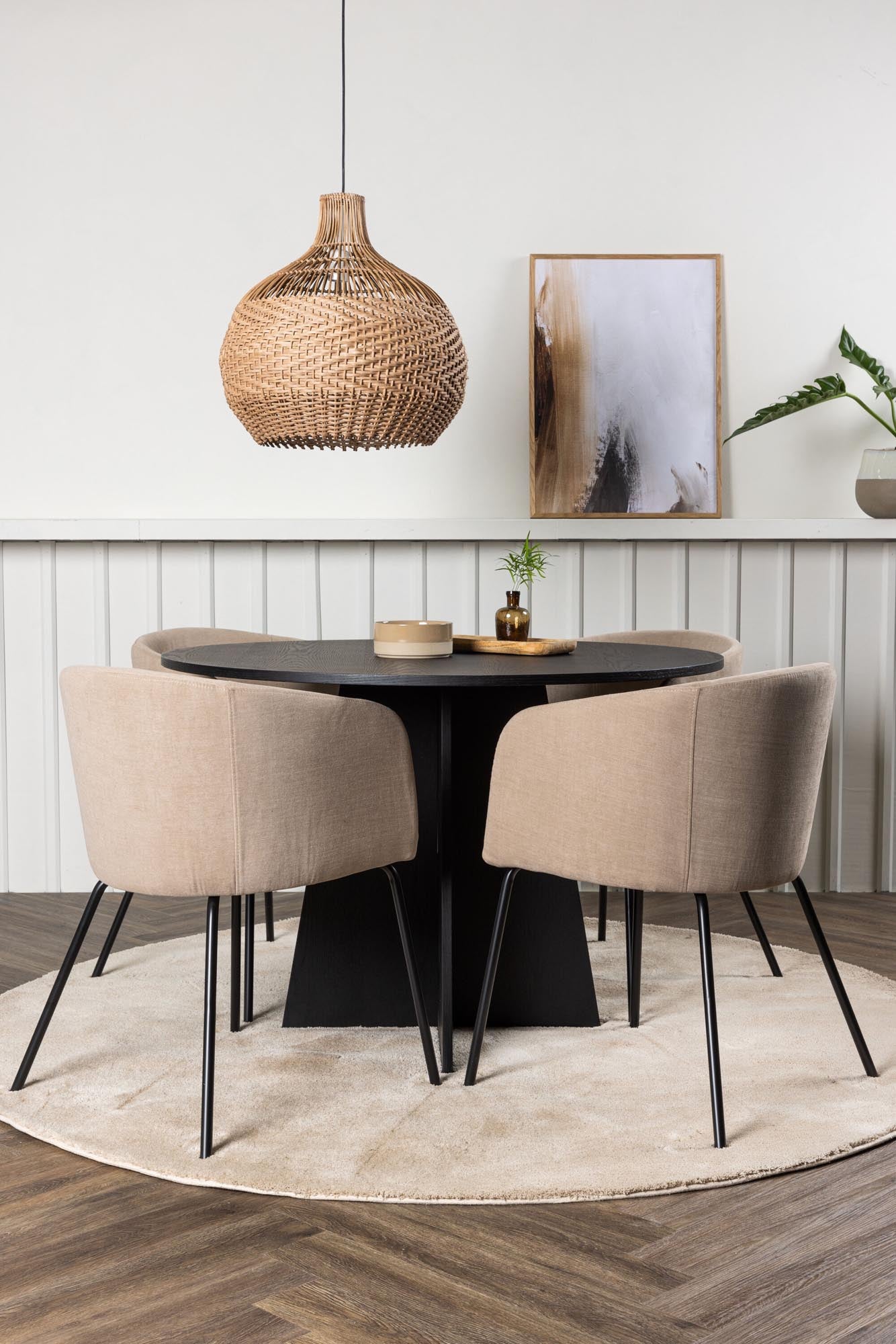 Gestalten Sie Ihr Esszimmer mit dem Bootcut Esszimmerset + Berit von Venture Home: stilvoller Tisch und komfortable Stühle für gesellige Abende.