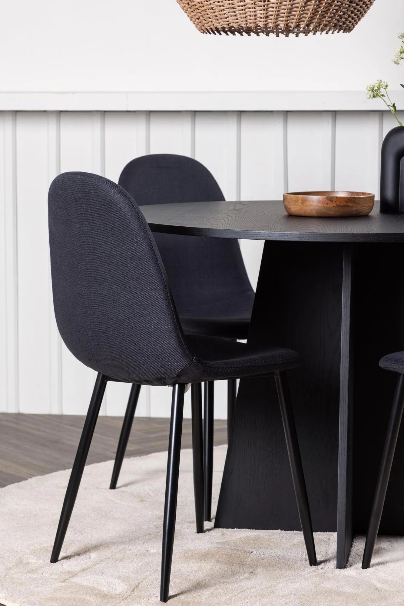 Elegantes Esszimmerset: Bootcut Tisch & 4 Polar Stühle, zeitlos.