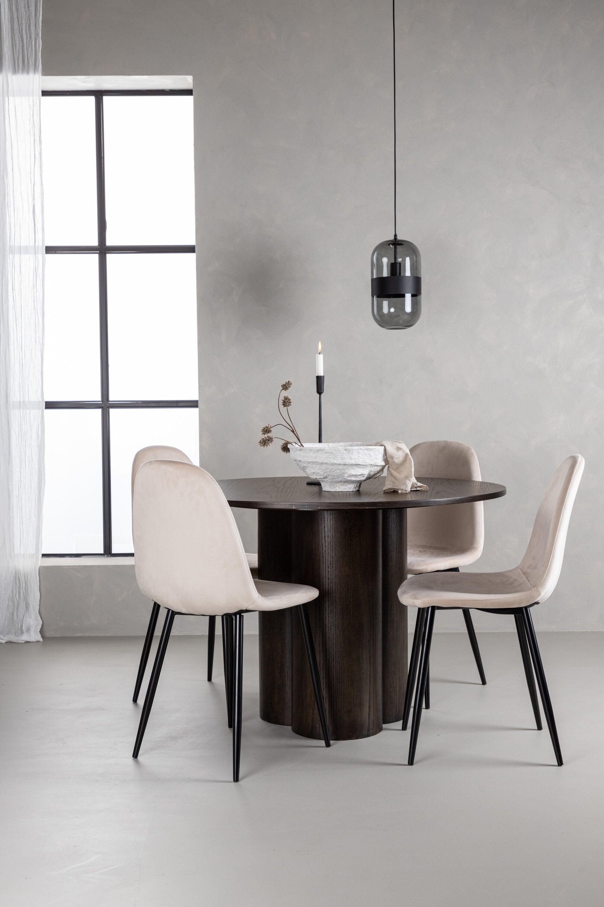 Olivia Esszimmer Set + Polar ⌀110cm/4St. in Beige / Schwarz präsentiert im Onlineshop von KAQTU Design AG. Esszimmerset ist von Venture Home
