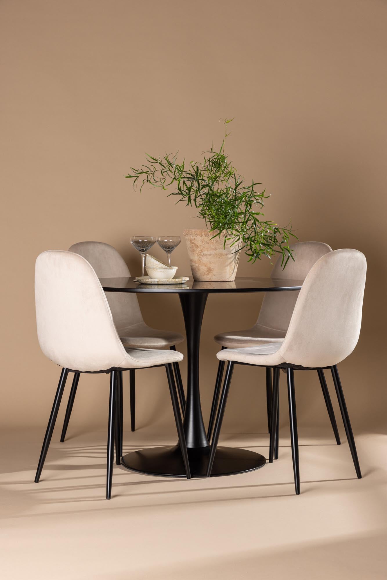 Elegantes Glade Esszimmerset: Polar Tisch 100cm & 4 Stühle.