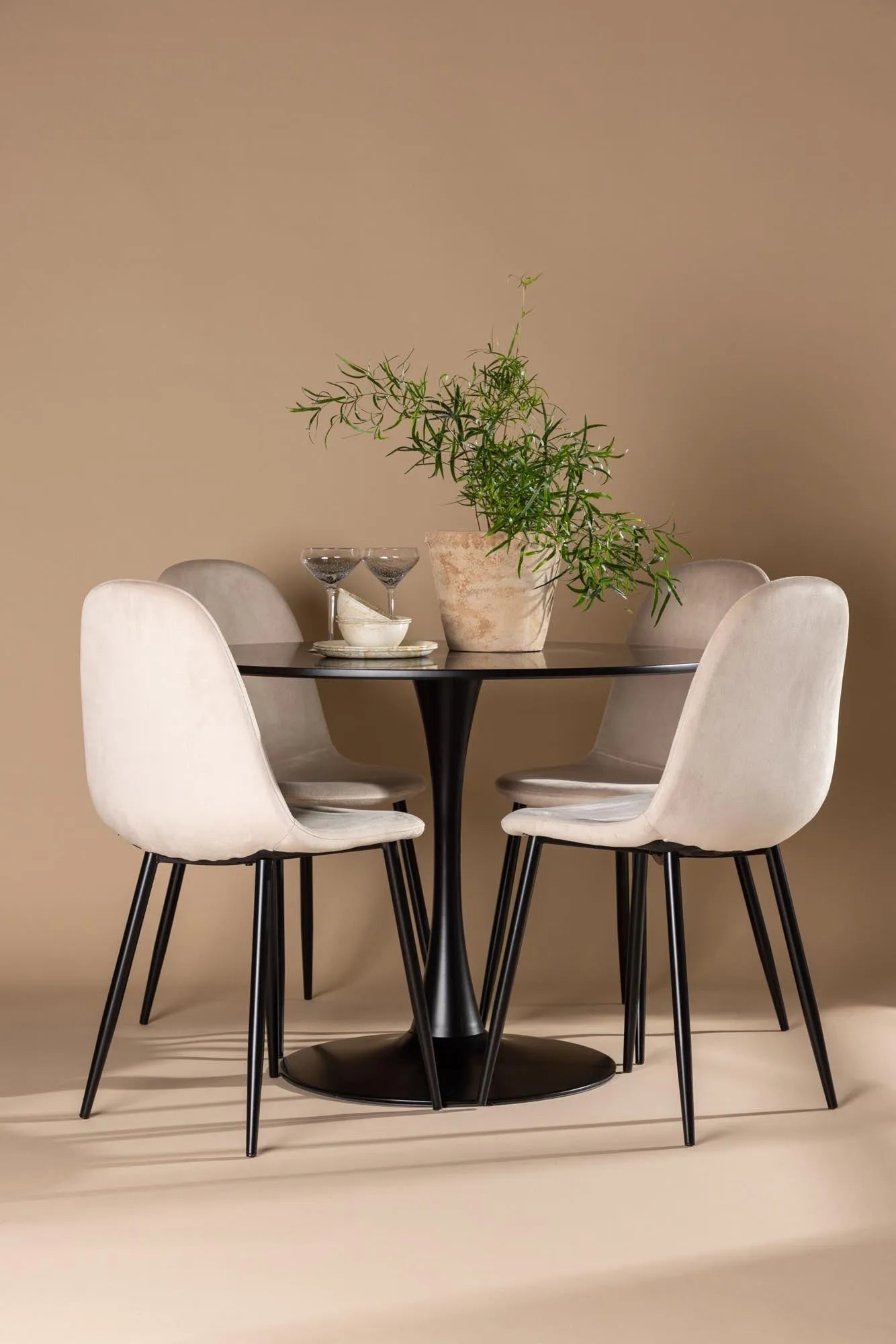 Elegantes Glade Esszimmerset: Polar Tisch 100cm & 4 Stühle.