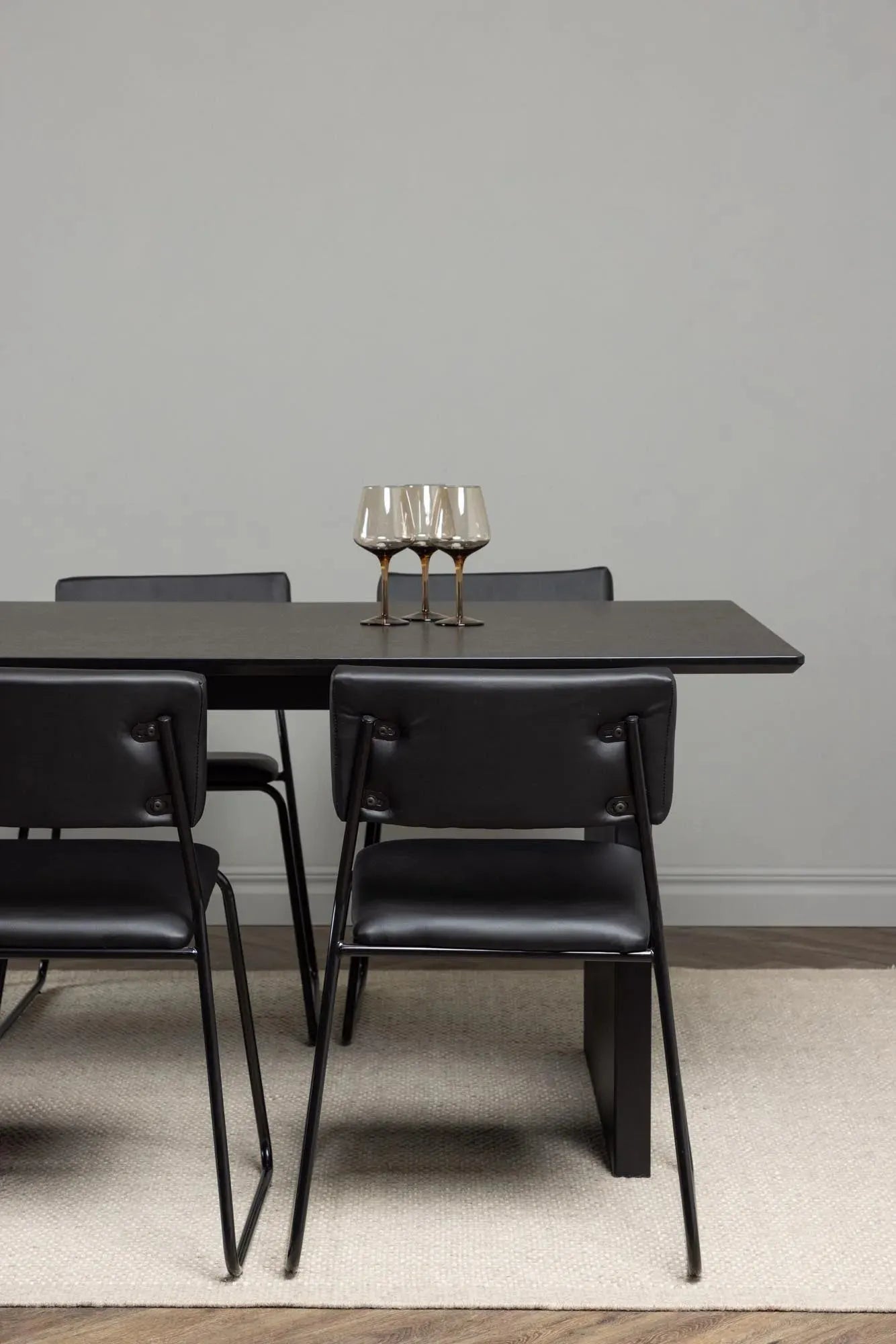 Elegantes Vail Esstischset für stilvolle Dinnerabende zu sechst.