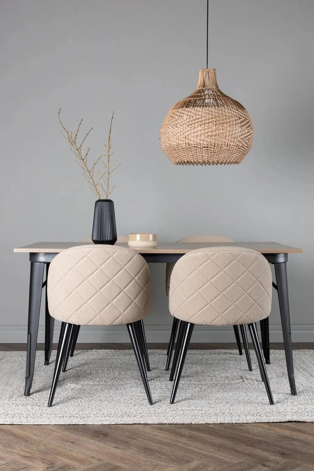 Elegantes Tempe Esszimmerset mit 4 samtigen Stühlen, 140 cm.