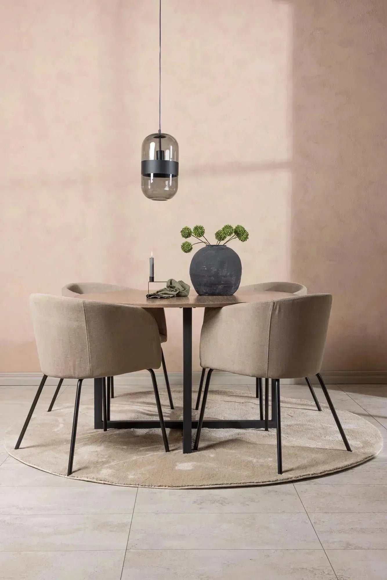 Stilvolles Esszimmerset mit rundem Tisch und 4 bequemen Samtstühlen für ein elegantes Ambiente.