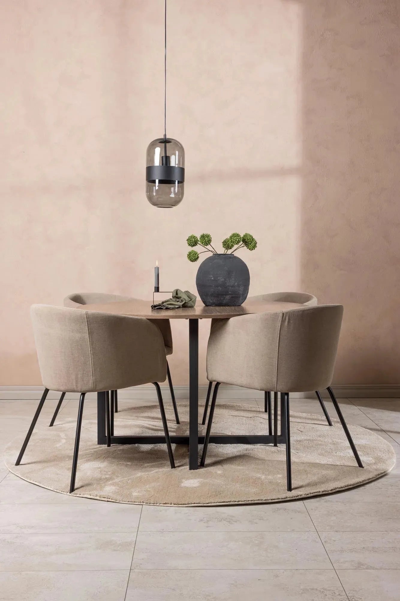 Stilvolles Esszimmerset mit rundem Tisch und 4 bequemen Samtstühlen für ein elegantes Ambiente.