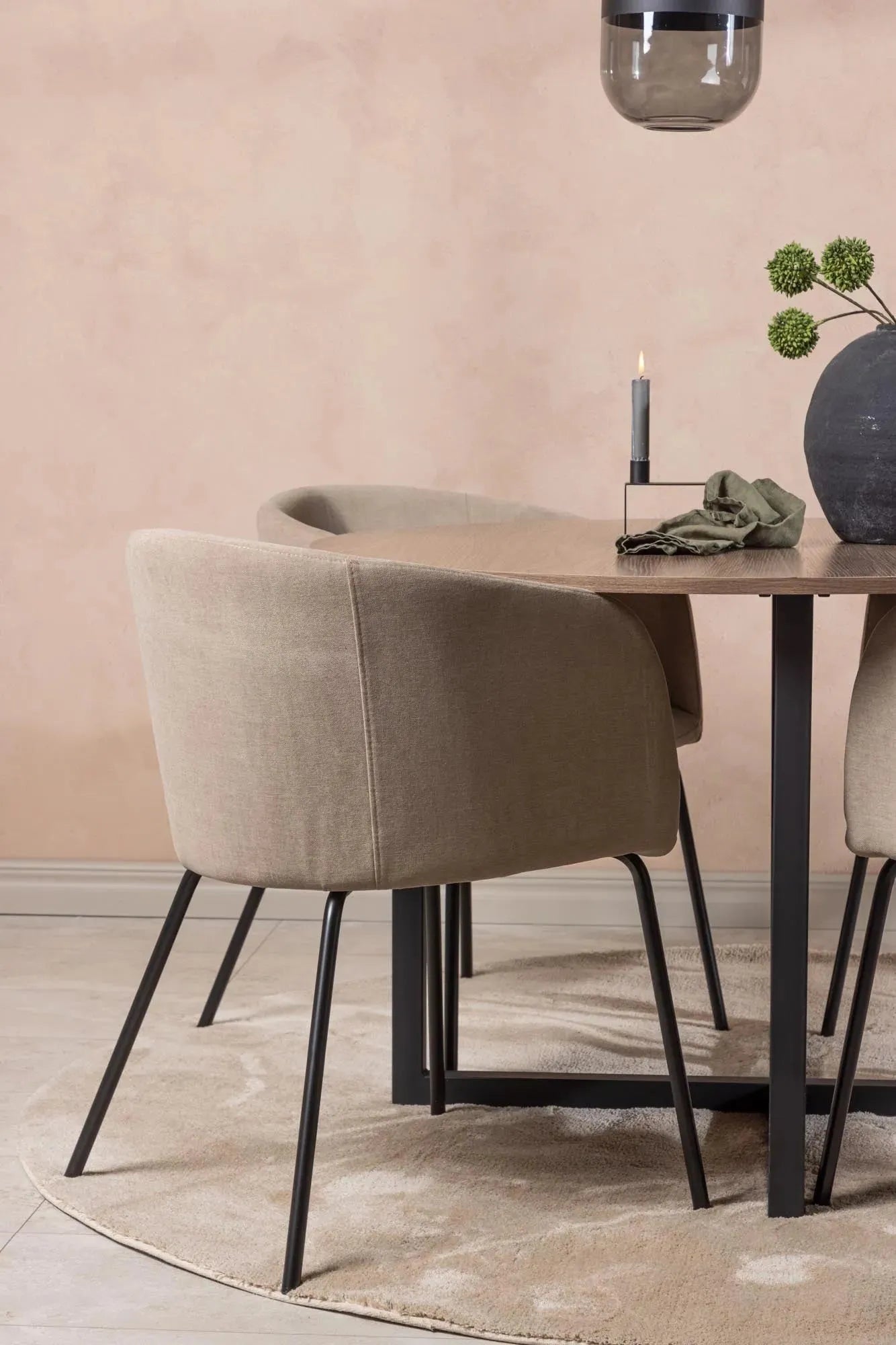 Das Esszimmerset Durango mit dem runden Tisch Berit (⌀120cm) und 4 Stühlen von Venture Home bietet Stil und Gemütlichkeit.