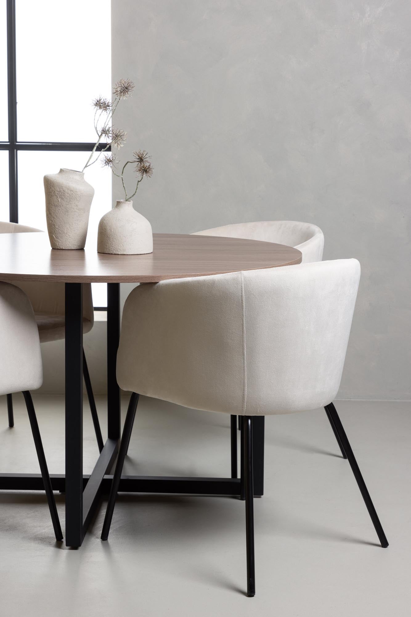 Das Esszimmerset Durango mit Tisch Berit (⌀120cm) und 4 Stühlen von Venture Home kombiniert Eleganz und Komfort für Ihr Zuhause.
