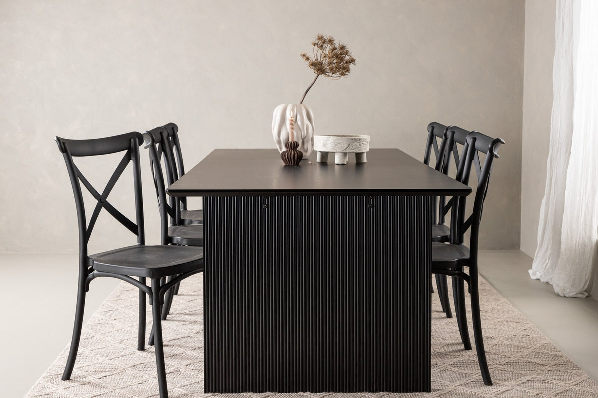 Esszimmerset aus rechteckigem MDF-Tisch in Rauchschwarz mit sechs Limhamn-Stühlen, beiger Samtbezug, muschelförmige Rückenlehne, schwarze Metallbeine.