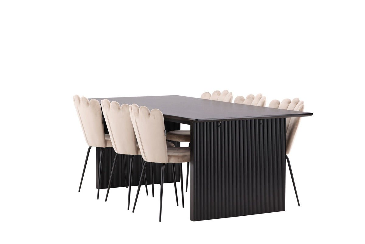 Esszimmerset aus rechteckigem MDF-Tisch in Rauchschwarz mit sechs Limhamn-Stühlen, beiger Samtbezug, muschelförmige Rückenlehne, schwarze Metallbeine.
