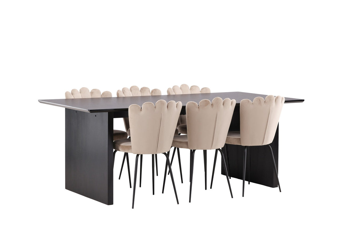 Esszimmerset aus rechteckigem MDF-Tisch in Rauchschwarz mit sechs Limhamn-Stühlen, beiger Samtbezug, muschelförmige Rückenlehne, schwarze Metallbeine.