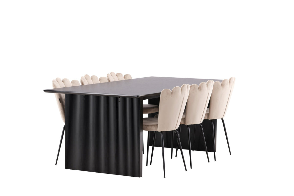 Esszimmerset aus rechteckigem MDF-Tisch in Rauchschwarz mit sechs Limhamn-Stühlen, beiger Samtbezug, muschelförmige Rückenlehne, schwarze Metallbeine.