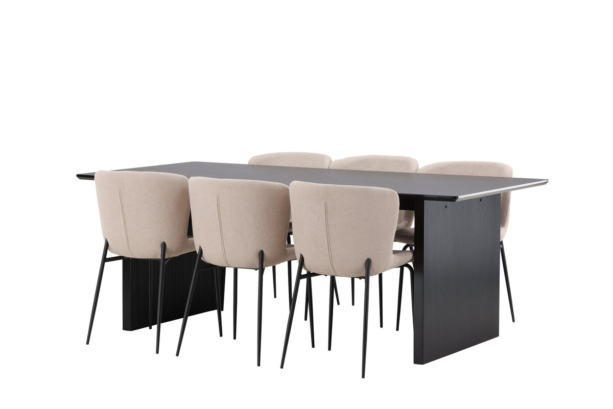 Esszimmerset aus rechteckigem MDF-Tisch in Rauchschwarz mit sechs Limhamn-Stühlen, beiger Samtbezug, muschelförmige Rückenlehne, schwarze Metallbeine.