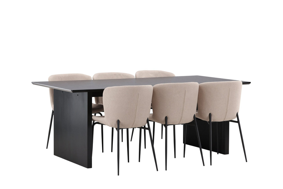Esszimmerset aus rechteckigem MDF-Tisch in Rauchschwarz mit sechs Limhamn-Stühlen, beiger Samtbezug, muschelförmige Rückenlehne, schwarze Metallbeine.