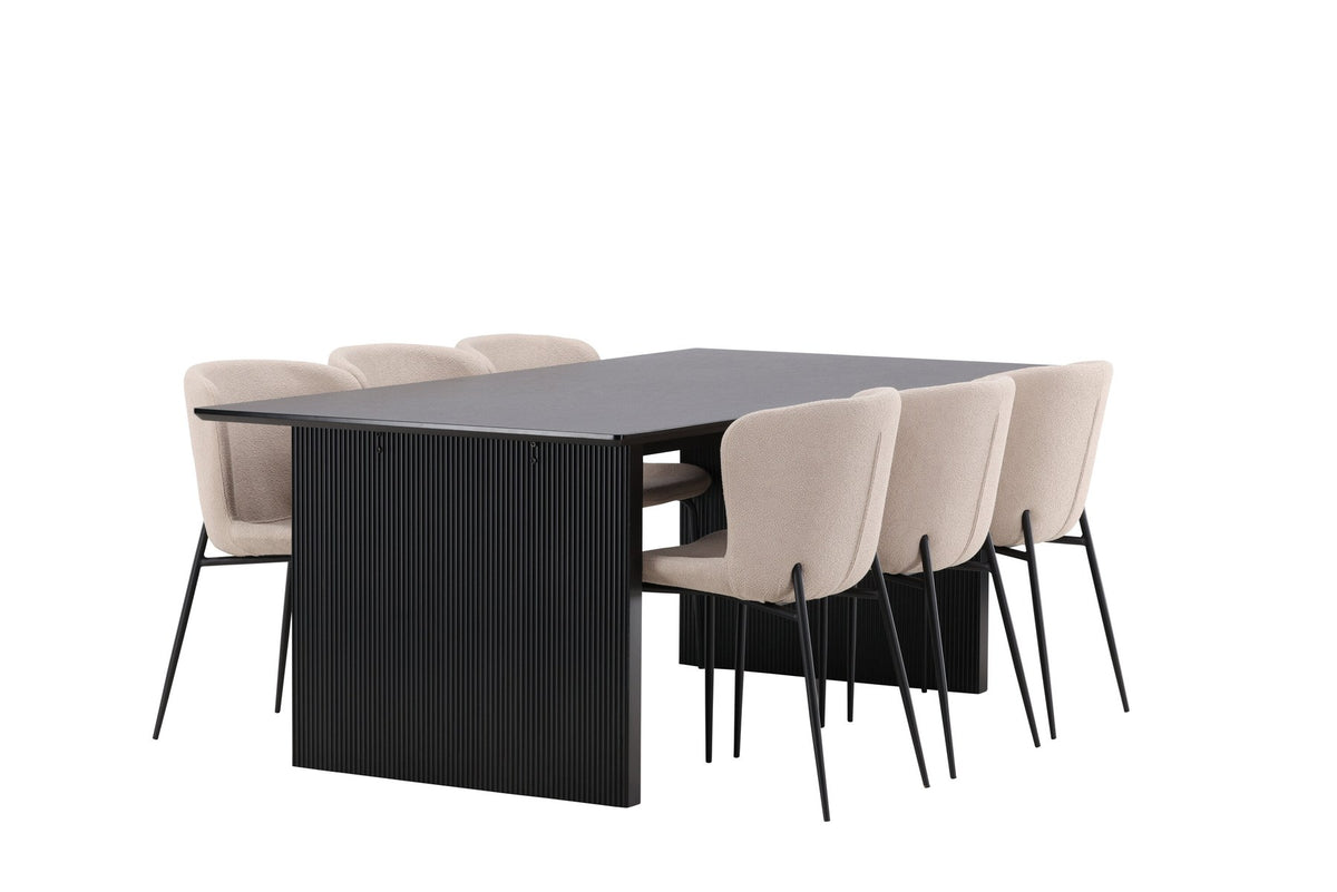 Esszimmerset aus rechteckigem MDF-Tisch in Rauchschwarz mit sechs Limhamn-Stühlen, beiger Samtbezug, muschelförmige Rückenlehne, schwarze Metallbeine.