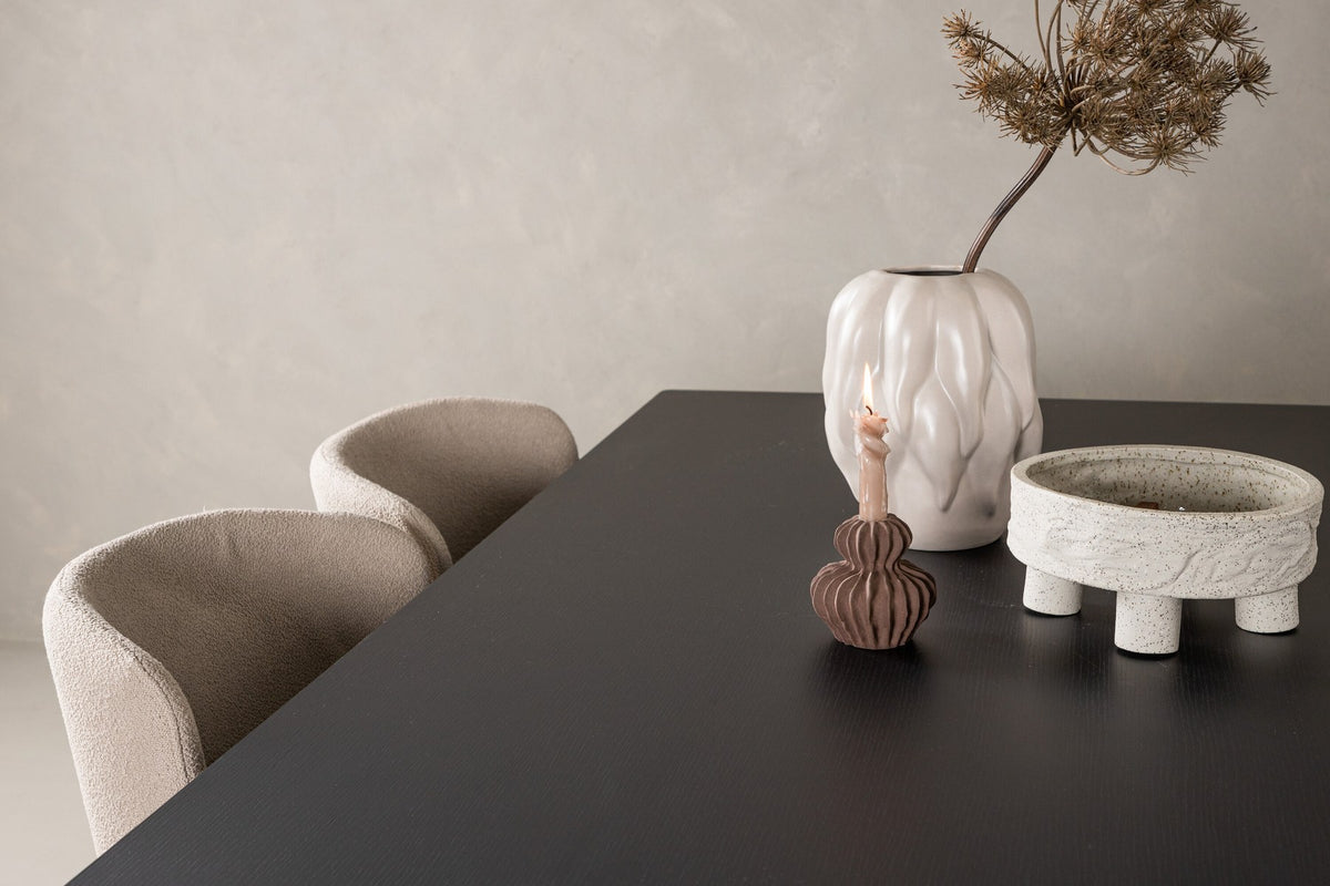 Esszimmerset aus rechteckigem MDF-Tisch in Rauchschwarz mit sechs Limhamn-Stühlen, beiger Samtbezug, muschelförmige Rückenlehne, schwarze Metallbeine.
