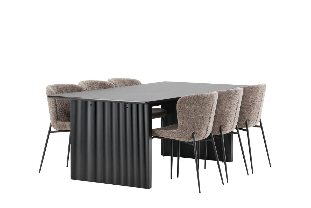Esszimmerset aus rechteckigem MDF-Tisch in Rauchschwarz mit sechs Limhamn-Stühlen, beiger Samtbezug, muschelförmige Rückenlehne, schwarze Metallbeine.