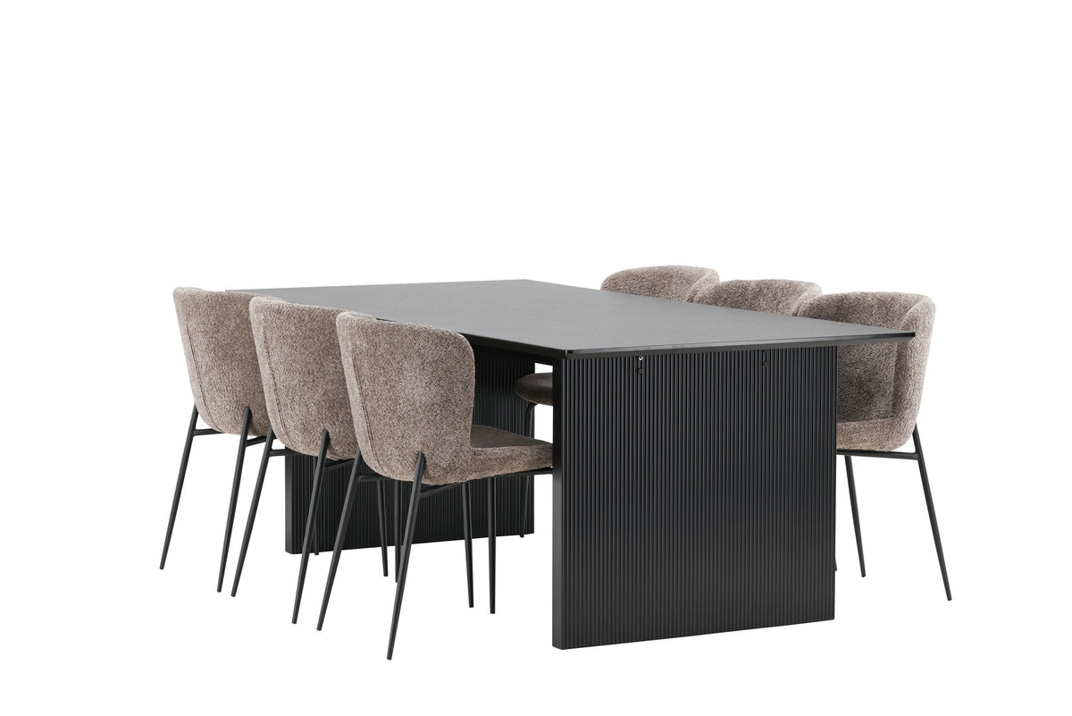 Esszimmerset aus rechteckigem MDF-Tisch in Rauchschwarz mit sechs Limhamn-Stühlen, beiger Samtbezug, muschelförmige Rückenlehne, schwarze Metallbeine.