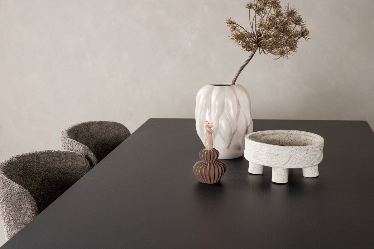 Esszimmerset aus rechteckigem MDF-Tisch in Rauchschwarz mit sechs Limhamn-Stühlen, beiger Samtbezug, muschelförmige Rückenlehne, schwarze Metallbeine.