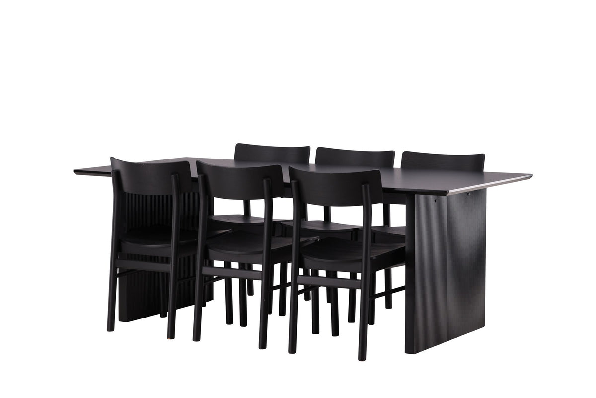 Esszimmerset aus rechteckigem MDF-Tisch in Rauchschwarz mit sechs Limhamn-Stühlen, beiger Samtbezug, muschelförmige Rückenlehne, schwarze Metallbeine.