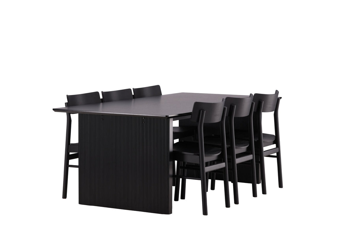 Esszimmerset aus rechteckigem MDF-Tisch in Rauchschwarz mit sechs Limhamn-Stühlen, beiger Samtbezug, muschelförmige Rückenlehne, schwarze Metallbeine.