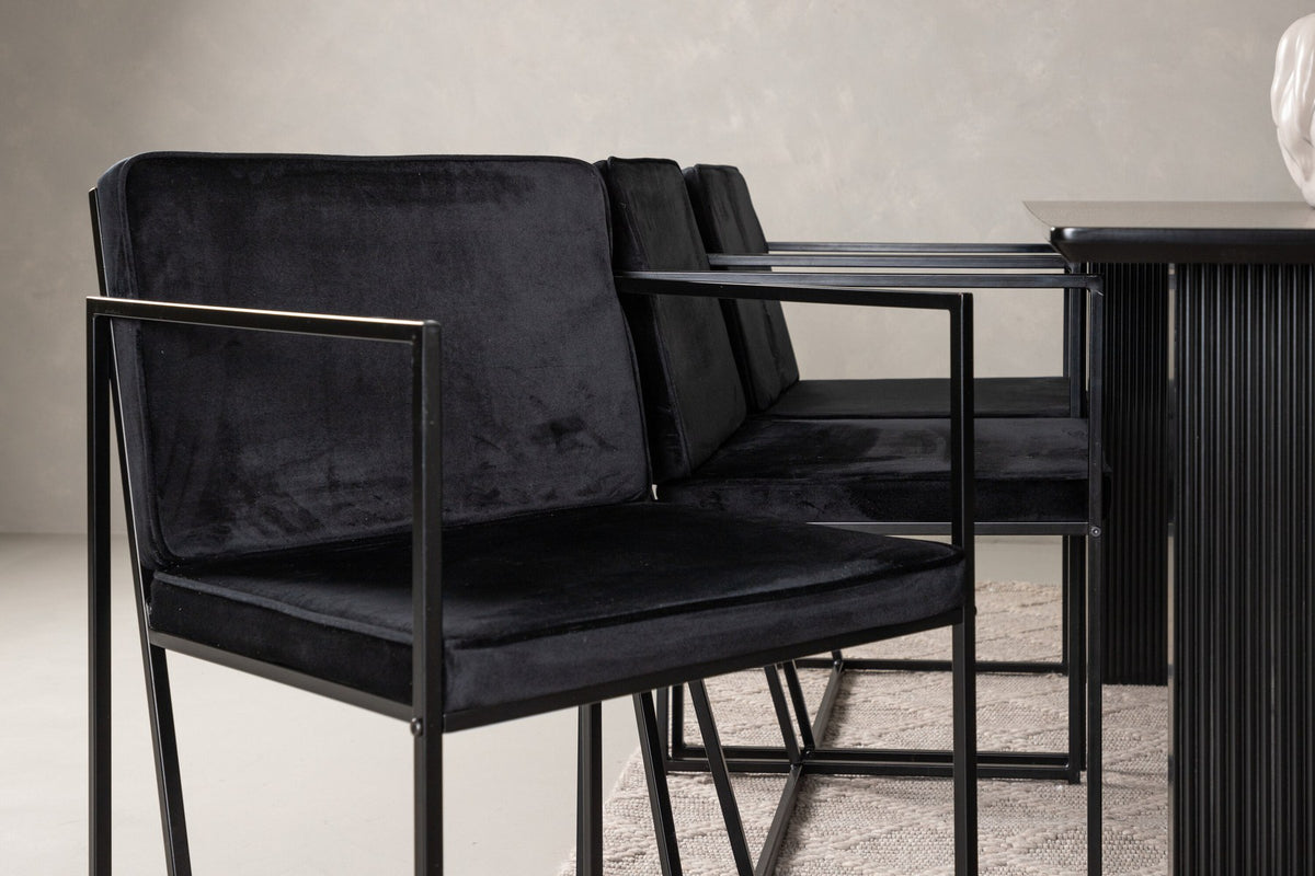 Esszimmerset aus rechteckigem MDF-Tisch in Rauchschwarz mit sechs Limhamn-Stühlen, beiger Samtbezug, muschelförmige Rückenlehne, schwarze Metallbeine.