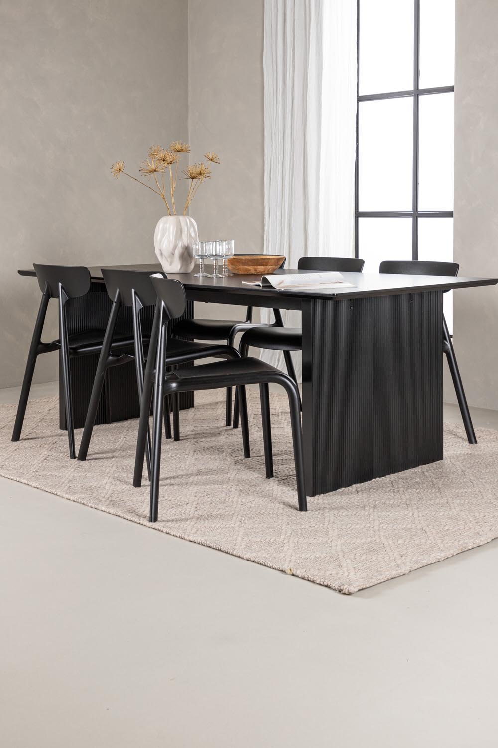 Vail Esszimmerset + Ursholmen 200cm/6St. in Schwarz präsentiert im Onlineshop von KAQTU Design AG. Esszimmerset ist von Venture Home