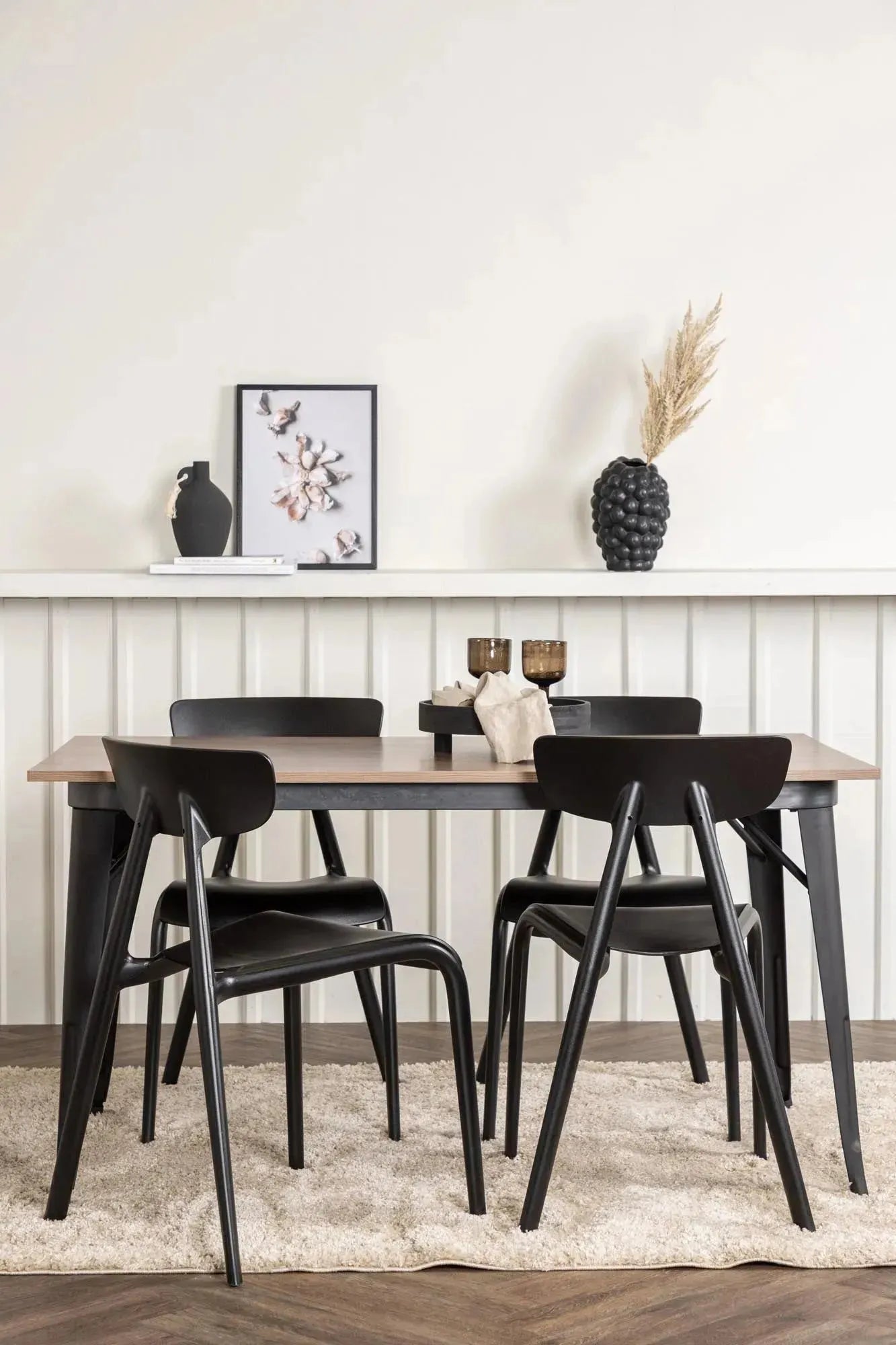 Elegantes Tempe Esszimmerset von Venture Home: Schwarzer MDF-Tisch, stabile Metallbeine, komfortable Ursholmen-Stühle.
