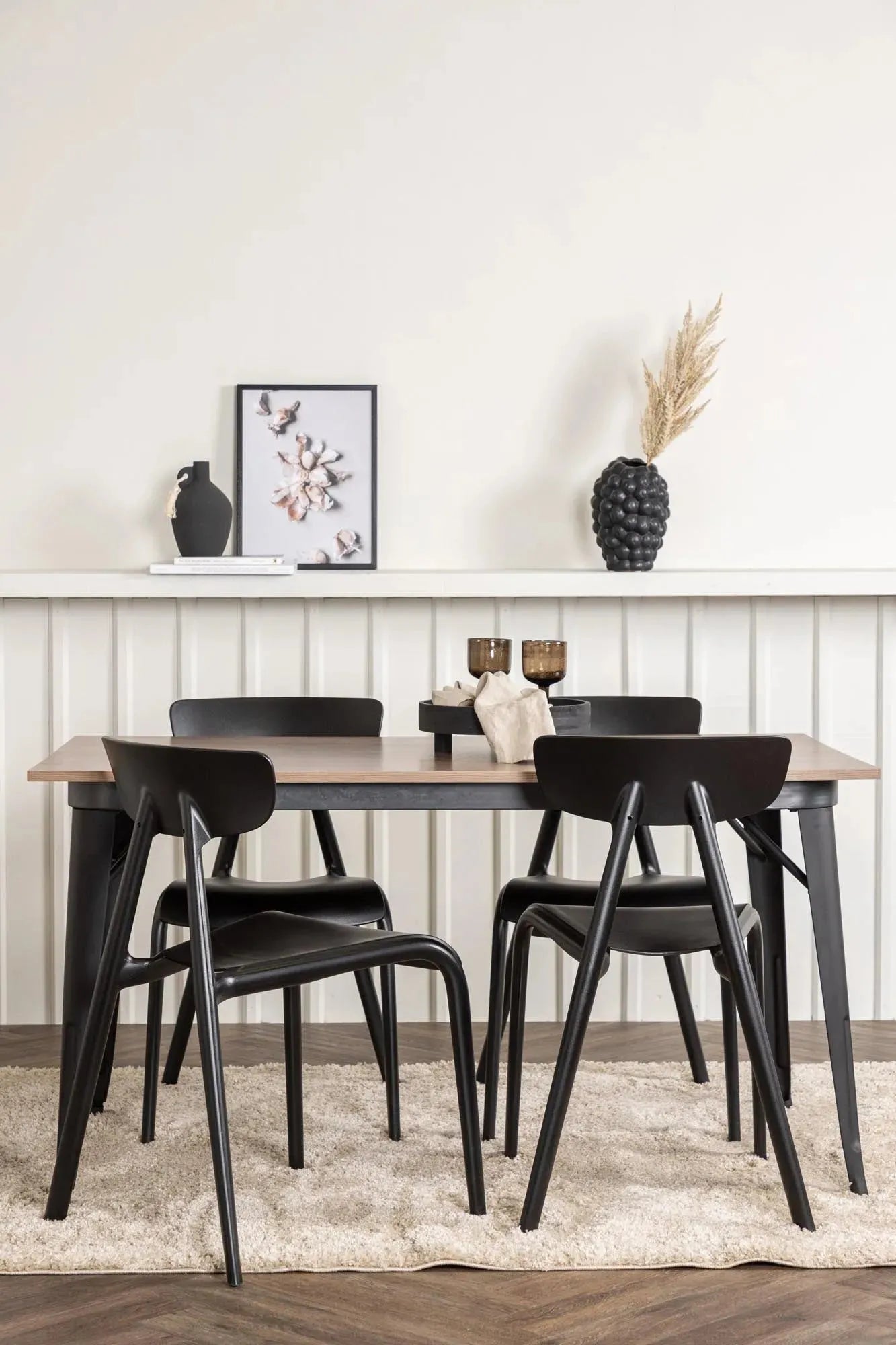 Elegantes Tempe Esszimmerset von Venture Home: Schwarzer MDF-Tisch, stabile Metallbeine, komfortable Ursholmen-Stühle.