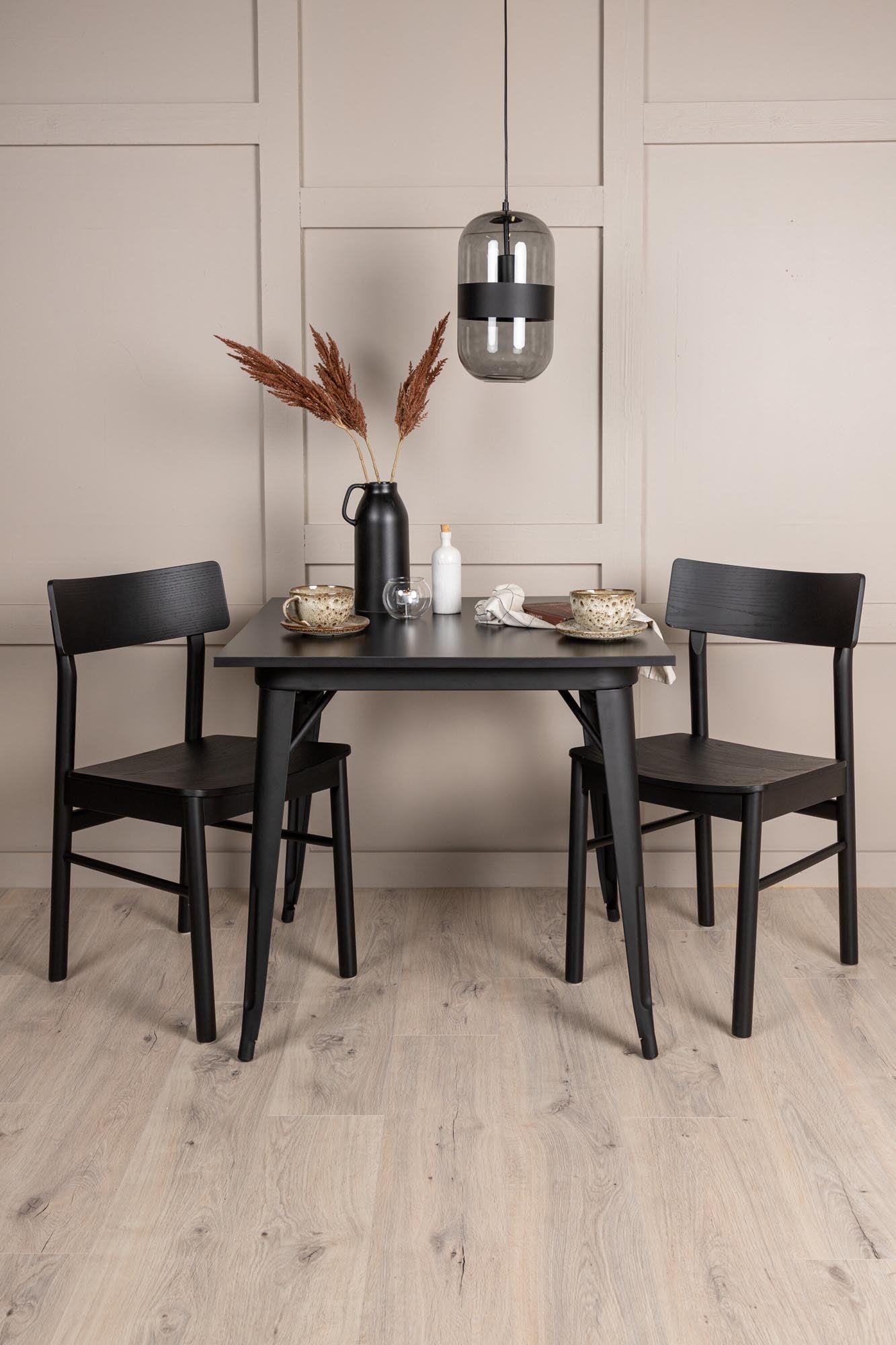 Stilvolles Esszimmerset von Venture Home: Quadratischer MDF-Tisch in Schwarz und 2 hochwertige Birkenholz-Stühle. Perfekt für kleine Essbereiche.
