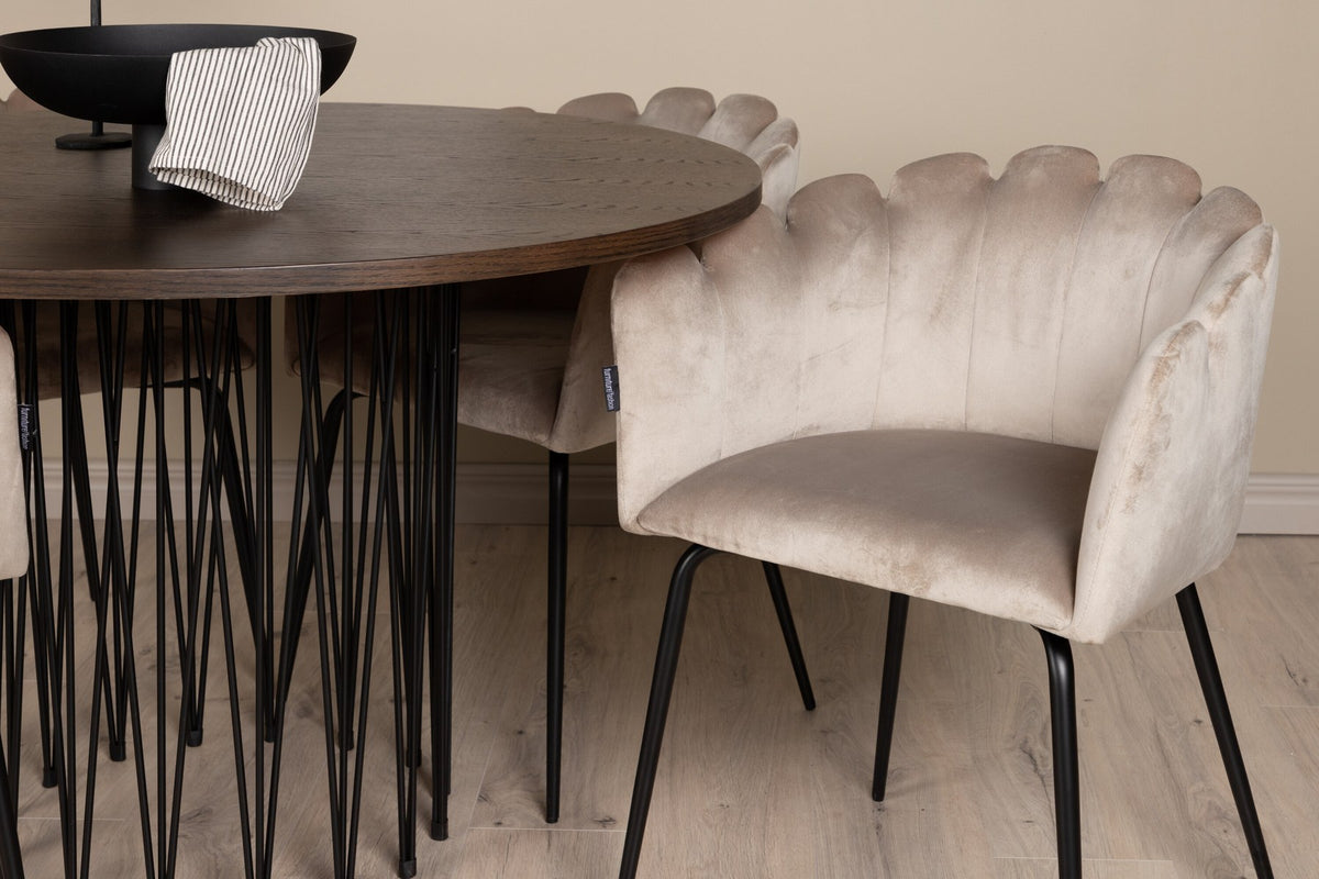 Rundes Esszimmerset mit Steinlook-Tisch aus MDF und Mocca-Furnier, schwarzem Metallgestell und vier Limhamn-Stühlen mit beigem Samtbezug.