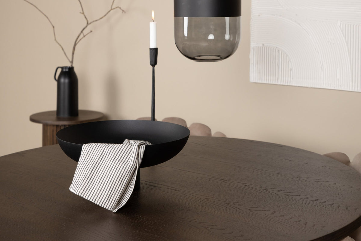 Rundes Esszimmerset mit Steinlook-Tisch aus MDF und Mocca-Furnier, schwarzem Metallgestell und vier Limhamn-Stühlen mit beigem Samtbezug.